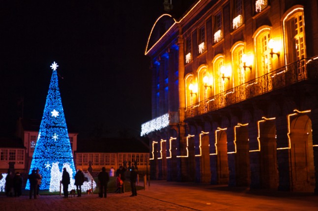 Santiago in der Weihnachtszeit bei Nacht